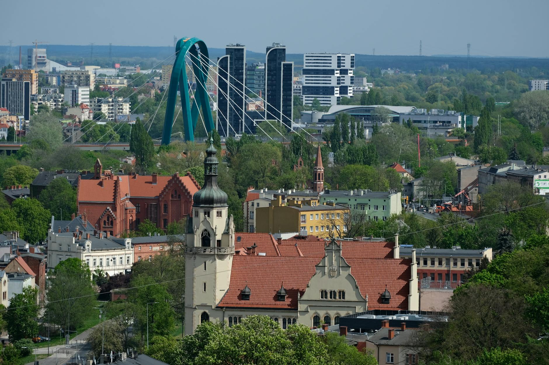 Malowniczy widok na port w Pucku z łodziami i historycznymi budynkami w tle